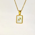 Detailansicht des goldenen Schütze-Sternzeichen-Anhängers mit Perlmutt-Inlay-Details - Schütze