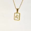 Details des goldenen Sternzeichen-Anhängers Löwe mit weißer Muschel-Einlage an Kette - Löwe