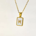 Detailaufnahme des goldenen Fische-Sternzeichen-Anhängers mit weißem Perlmutteinsatz - Fische