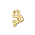 Makroaufnahme des polierten Gold-Buchstabenanhängers mit glatter Metallstruktur - Symbol &