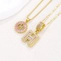 Collane con pendente lettera H in zircone rosa e placcatura oro 18k su marmo bianco - Oro H