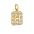 Macro-opname van vergulde vierkante hanger met zirkonia-letter H in pavézetting - Gouden Letter H Hanger Zonder Ketting