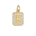 Gedetailleerde opname van een gouden vierkante hanger met zirkonia en letter K - Gouden Letter K Hanger Zonder Ketting