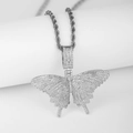 Makroaufnahme von Schmetterlingsanhänger mit Kristallen an silberner Kordelkette - Schmetterling Anhänger Halskette / Silber