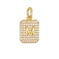 Gedetailleerd zicht op gouden vierkante hanger met letter M en zirkonia-steentjes - Gouden Letter M Hanger Zonder Ketting