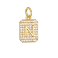 Detailopname van een gouden vierkante hanger met de letter N bezet met zirkonia steentjes - Gouden Letter N Hanger Zonder Ketting