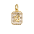 Detailopname van rechthoekige vergulde letter O hanger met zirkonia micro-pave - Gouden Letter O Hanger Zonder Ketting