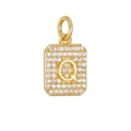 Macro-opname van de rechthoekige gouden hanger letter Q met micro-pave zirkonia kristallen - Gouden Letter Q Hanger Zonder Ketting