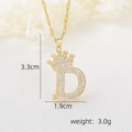 Vue macro du pendentif lettre D couronne en or 18k avec dimensions 3,3cm x 1,9cm - Pendentif Couronne Lettre D Doré / Or
