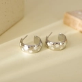 Orecchini a C in argento con smalto a stella bianca su base in pietra minimalista - Argento Bianco
