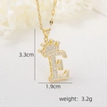 Détail macro du pendentif lettre E couronne plaqué or 18k avec dimensions 3,3cm x 1,9cm - Pendentif Couronne Lettre E Doré / Or