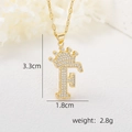 Vue macro du pendentif lettre F plaqué or 18 carats avec couronne et zircons 3,3x1,8cm - Pendentif Couronne Lettre F Doré / Or