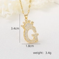 Vue détaillée du pendentif lettre G plaqué or avec couronne et dimensions 3.4x1.8cm - Pendentif Couronne Lettre G Doré / Or