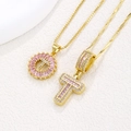 Collane con lettera T in cristallo rosa placcate oro 18 carati con accenti di zirconi - Oro T