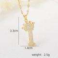 Détail macro du pendentif lettre I en or 18 carats avec couronne et dimensions 3,3x1,4cm - Pendentif Couronne Lettre I Doré / Or