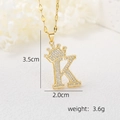 Détail du pendentif lettre K doré avec couronne et zircons sertis, taille 3,5cm x 2cm - Pendentif Couronne Lettre K Doré / Or