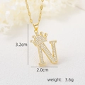 Vue détaillée du pendentif lettre N plaqué or 18 carats avec couronne et zircone - Pendentif Couronne Lettre N Doré / Or