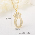 Gros plan du pendentif couronne lettre O plaqué or 18k avec pavé de zircons et taille - Pendentif Couronne Lettre O Doré / Or