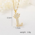 Détail macro du pendentif lettre L couronne plaqué or 18k avec pierres CZ et taille 3,3cm - Pendentif Couronne Lettre L Doré / Or