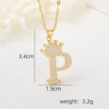 Vue macro du pendentif couronne lettre P plaqué or 18 carats avec pierres en zircone - Pendentif Couronne Lettre P Doré / Or