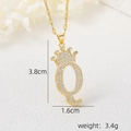 Détail du pendentif lettre Q doré avec double couronne et pierres en zircone blanc - Pendentif Couronne Lettre Q Doré / Or