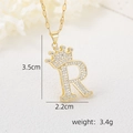 Vue macro du pendentif lettre R en or 18k avec couronne et dimensions 3.5cm x 2.2cm - Pendentif Couronne Lettre R Doré / Or