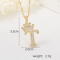 Macro d'un pendentif lettre T en or avec couronne et zircons, hauteur 3,3 cm - Pendentif Couronne Lettre T Doré / Or