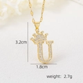 Vue détaillée du pendentif lettre U plaqué or 18k avec couronne et zircons, 3,2cm - Pendentif Couronne Lettre U Doré / Or