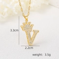 Détail du pendentif lettre V plaqué or 18k avec couronne et pierres de zircone - Pendentif Couronne Lettre V Doré / Or