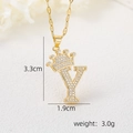 Vue macro du pendentif lettre Y doré avec couronne et zircons blancs, détails de 3,3 cm - Pendentif Couronne Lettre Y Doré / Or