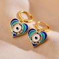 Macro-detail van gouden hart oorbellen met blauw emaille en gekleurde zirkoon - Hart Gekleurde Zirkoon Stijl
