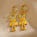 Détail de boucles d'oreilles ours astronaute en émail jaune avec pavé de zircons - Jaune