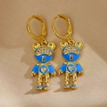 Détail de boucles d'oreilles ours dorées avec émail bleu et accents de zircon - Bleu