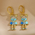 Détail des boucles d'oreilles ours astronaute plaqué or avec émail bleu et pierre zircon - Bleu Menthe