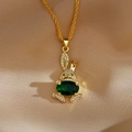 Detailopname luxe konijnenhanger met smaragdgroene steen en zirkonia micro-pave - Groen
