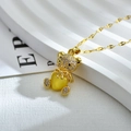 Collar con colgante de oso dorado de moda con circonitas y una piedra de corazón - Amarillo