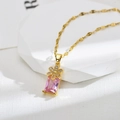 Detail van gouden ketting met diamanten bloemaccent en roze edelsteen hanger - Gouden Ketting