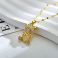 Collar de oso dorado con piedra de opalo de corazón y circonitas brillantes sobre blanco - Blanco