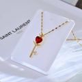 Luxe sleutelketting met rood hart zirkoon en kroon hanger aan gouden ketting - Rood