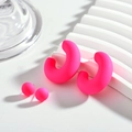 Ensemble de boucles d'oreilles minimalistes en acrylique rose sur support blanc - Rouge Rose