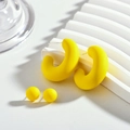Détails de créoles en acrylique jaune mat en forme de C et boucles d'oreilles boules - Jaune