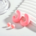 Détail des boucles d'oreilles en résine rose bonbon mat en forme de C et clous boules - Rose