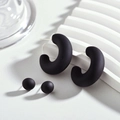 Détail de boucles d'oreilles en acrylique noir mat en forme de C et clous assortis épurés - Noir