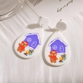 Détails des boucles d'oreilles goutte en acrylique avec motifs de Noël et d'ours - Blanc