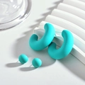 Détail de boucles d'oreilles en acrylique mat sarcelle et d'un ensemble de puces - Bleu lac