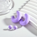 Vue détaillée de boucles d'oreilles créoles C et clous en acrylique mat violet - Violet