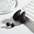 Détails de boucles d'oreilles en acrylique noir mat en forme de goutte et bouton chic - Noir
