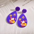 Détail de boucles d'oreilles gouttes violettes avec motifs de Père Noël et de cloches - Bleu foncé