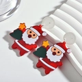 Weihnachts-Ohrstecker mit Weihnachtsmann-Motiv aus Glitzer-Acryl auf weißem Stand - Weihnachtsmann & Weihnachtsbaum