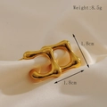 Minimalistische goldene Edelstahl-Ohrringe im Vintage-Quadrat-Design auf Seidenstoff - Gold